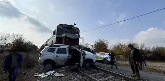 Malatya'da Yük Treni Otomobile Çarptı: 2 Yaralı