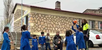 Polislerden Hınıs'taki Çocuklara Unutulmaz Ziyaret