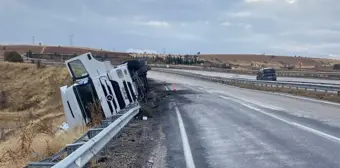 Adıyaman'da Tır Devrildi, Maddi Hasar Oluştu