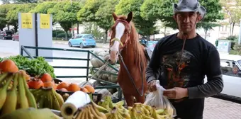 Yozgat'ta Esnaf, Atıyla Alışveriş Yapıyor