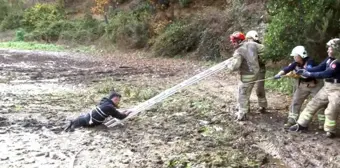 Balık tutmaya giden genç, bataklığa saplanıp kaldı