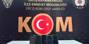 Erciş'te Kaçak Cep Telefonu ve Tütün Operasyonu