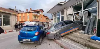 Kütahya'da Kontrolden Çıkan Otomobil Yaya ve Araçlara Çarptı