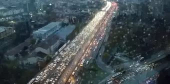 İstanbul'da Lodos ve Yağmur Trafiği Vurdu