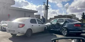 Mardin Nusaybin'de İki Otomobil Çarpıştı, Maddi Hasar Oluştu