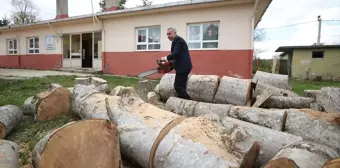 Köy Öğretmeni Karabaş, Öğrencileri İçin Kışın Sobaları Yakıp Ihlamur Çayı Hazırlıyor