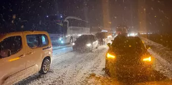 Bolu'da kar esareti! Otoyol ulaşıma kapandı