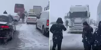 Ankara-İstanbul yolunda yoğun kar nedeniyle trafik durdu, vatandaşlar dakikalarca yolda bekledi