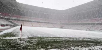 Sivasspor-Kasımpaşa Maçı Öncesi Stadyum Zemininde Kar Var