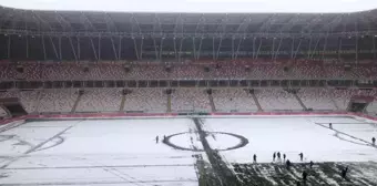 Sivas 4 Eylül Stadyumu'nda Kar Temizliği, Sivasspor-Kasımpaşa Maçı Başlıyor