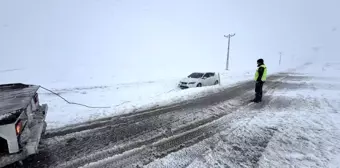 Yozgat'ta Yoğun Kar Yağışı Araçları Kara Saplandırdı