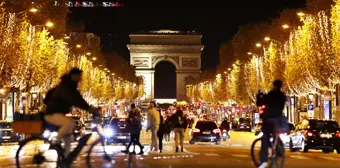 Paris'te Noel Işıklandırma Töreni Yapıldı