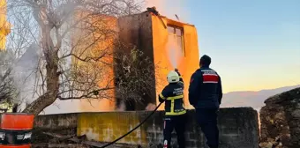 Çanakkale'de Köy Konağında Yangın Çıktı