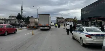 Tırın Çarptığı Kadın Hastanede Tedavi Altına Alındı