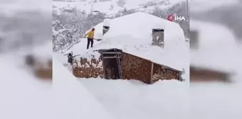 Artvin'de Köylüler 1 Metre Karı Temizlemek İçin Gece Gündüz Çalışıyor