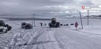 Buzlanan Yolda Kayan Tır Trafiği Kapattı