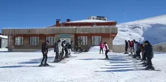 Hakkari'de Gençlik Kampı: Öğrenciler Kayak Eğitimi Alıyor