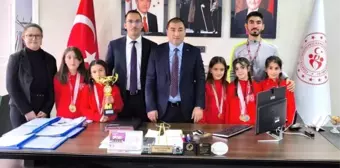 Ağrı'da Küçük Kızlar Atletizm Şampiyonu Ödüllendirildi