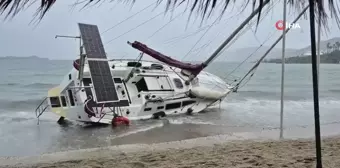 Bodrum'da Fırtına ve Yağış, Yelkenli Tekne Karaya Vurdu