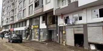 Rize'de tahliye edilen apartmanın sakinleri yeni heyelan riskine karşı uyarılıyor