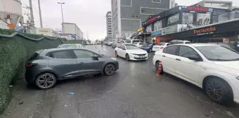 Küçükçekmece'de Dik Park Edilen Araç Trafiği Kilitledi