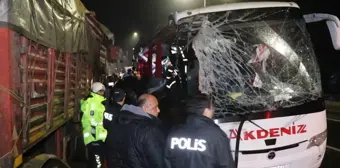 Denizli'de yolcu otobüsü TIR'a çarptı: 1 kişi öldü, 20 kişi yaralandı