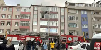 Tekirdağ'da Apartman Yangınında Anne ve Çocuk Dumandan Etkilenerek Hastaneye Kaldırıldı