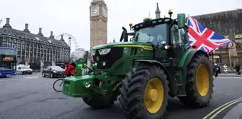 İngiltere'de vergi artışlarını protesto eden çiftçiler, traktörlerle yolları kapattı