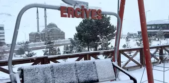 Erciyes Kayak Merkezi'nde Yağan Kar, Tatilcilerin Yüzünü Güldürdü