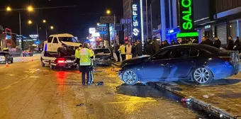 Pamukkale'de Park Halindeki Araçlara Çarpan Otomobilde 3 Yaralı