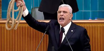 Bahçeli'ye kürsüden ip atan Müsavat Dervişoğlu, TBMM'ye de epey gösterişli girmiş