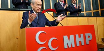 Teröristbaşı Öcalan için çağrıda bulunan Bahçeli'nin yakasındaki rozet dikkat çekti