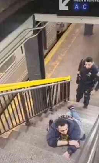 New York'ta tren içinde korkunç kavga: Mülteci, kendisine saldıran yolcuyu kendi silahıyla vurdu