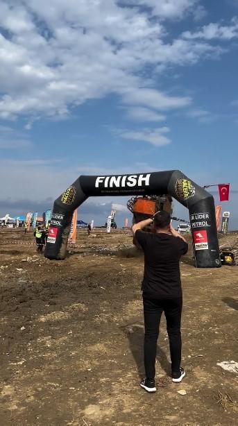 Off-road yarışında, finish çizgisini takla atarak geçti