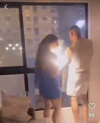 Fırtınalı havada video çeken kadının telefonuna yıldırım isabet etti.