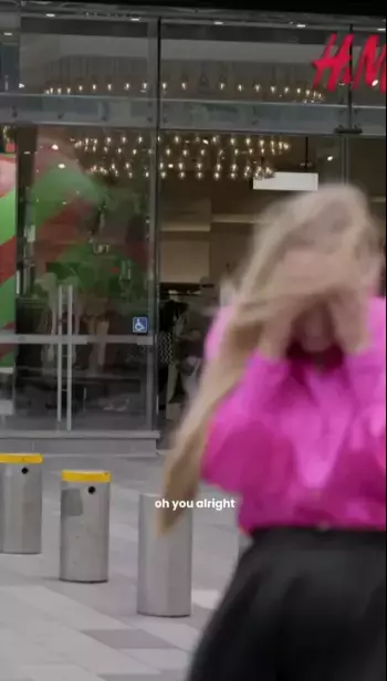 Canlı yayında martı saldırısına uğrayan kadın muhabir kanlar içinde kaldı