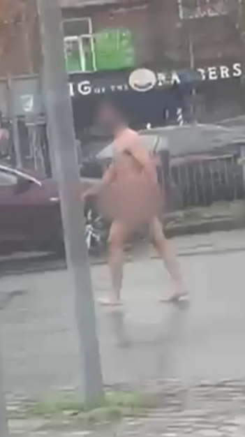 Araçlara saldıran çıplak adam, trafiği felç etti