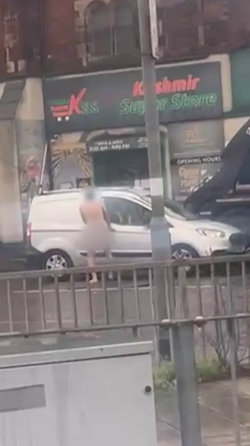Araçlara saldıran çıplak adam, trafiği felç etti