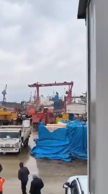 İstanbul'u fırtına vurdu! Dev dalgalar tekneyi oyuncak gibi savurdu