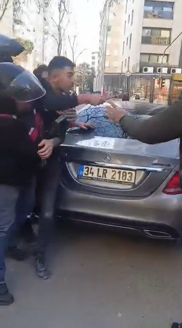 . Kadıköy'de trafikte dehşet, kamyonet şoförüne demir çubukla saldırdılar