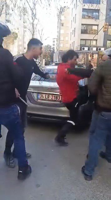 . Kadıköy'de trafikte dehşet, kamyonet şoförüne demir çubukla saldırdılar