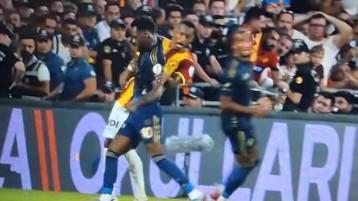 Göztepe, Fenerbahçe karşısında kırmızı kart bekledi