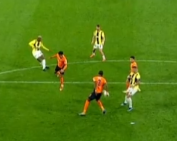 Fenerbahçe penaltı bekledi, hakem izledi ancak oyunu devam ettirdi