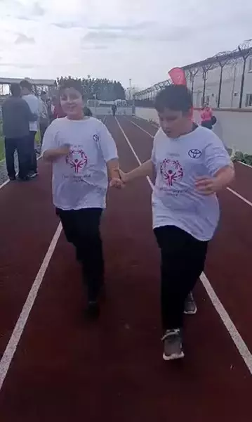 Koşu yarışında bitiş çizgisine yaklaşan özel çocuğun yaptığı hareket yürekleri ısıttı