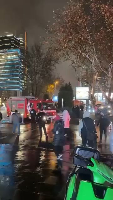 İstanbul'da AVM'de yangın: Çok sayıda ekip sevk edildi