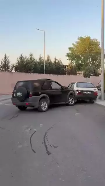 Kadın, cipiyle eşinin otomobiline çarptı