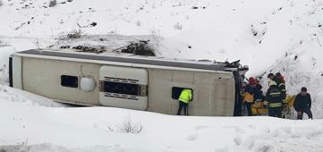 Erzincan'da yolcu otobüsü şarampole yuvarlandı! Yaralılar var