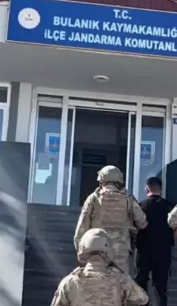 Türk bayrağına ayak basılan paylaşımı beğenen şahıs gözaltına alındı