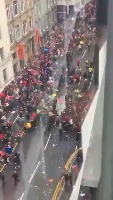 Liverpool'un şampiyonluk kutlamalarında kalabalığın arasına araç daldı