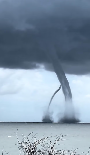 Hortum, plajı savaş alanına çevirdi: Turist canını zor kurtardı